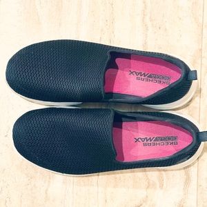 Skechers GOGA Max walking shoes, Black, size 7.5